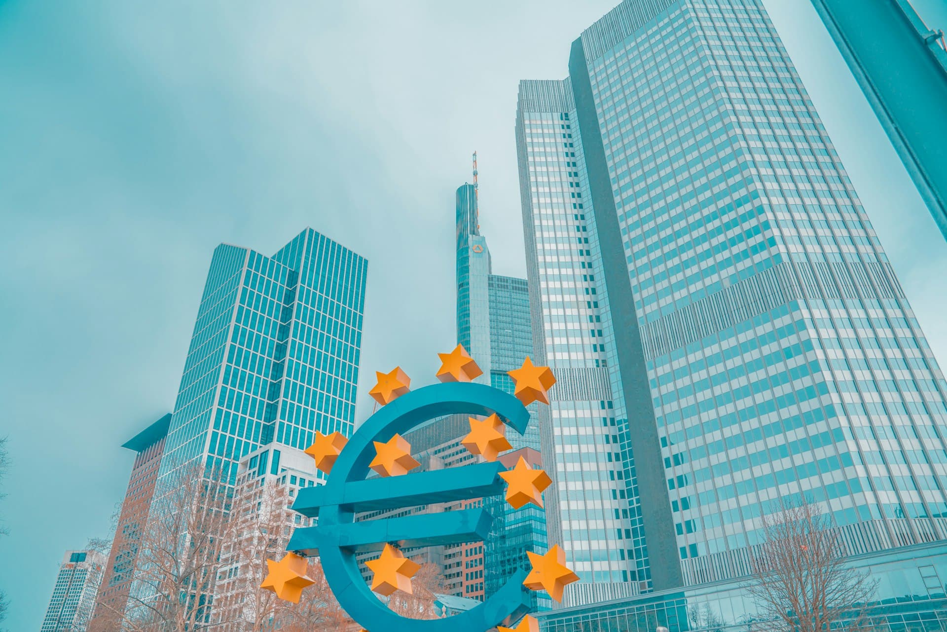 Zinswende rückwärts: Die EZB erhöht erstmals seit 2023 — was das für Gewerbeimmobilien im Kreis Lippe bedeutet