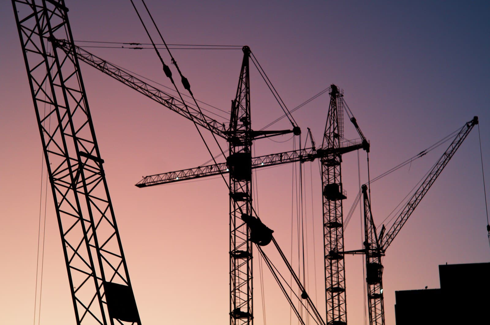 Neubau-Tiefstand 2025/26: Warum Bestands-Gewerbeimmobilien im Kreis Lippe jetzt im Vorteil sind
